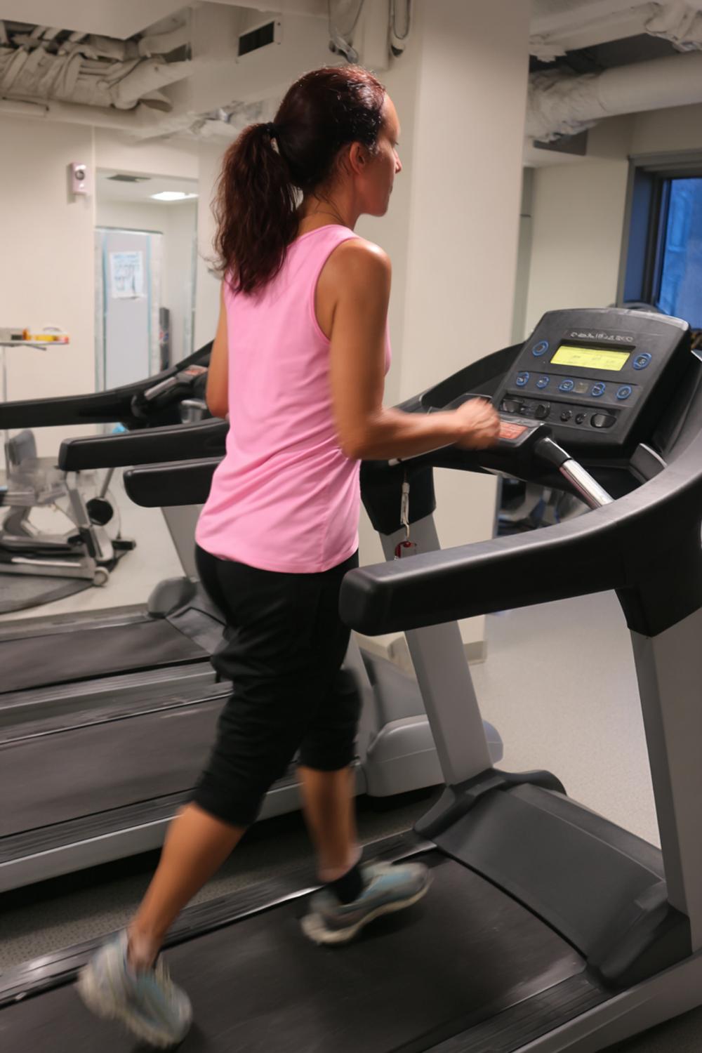 1. Treadmill Incline Walk Weight Loss Workout With Steady Heart Rate and Hands-Free Posture