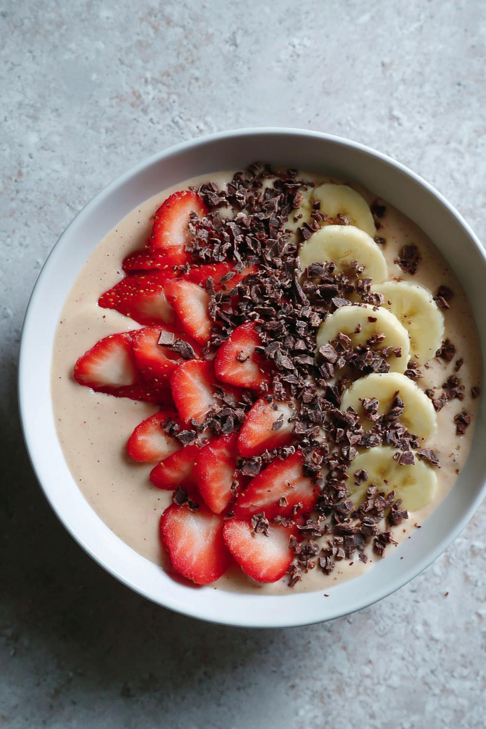 28. Gluten Free Athlete Meals 2026: Banana Protein Smoothie Bowl with Cacao Nibs and Strawberries