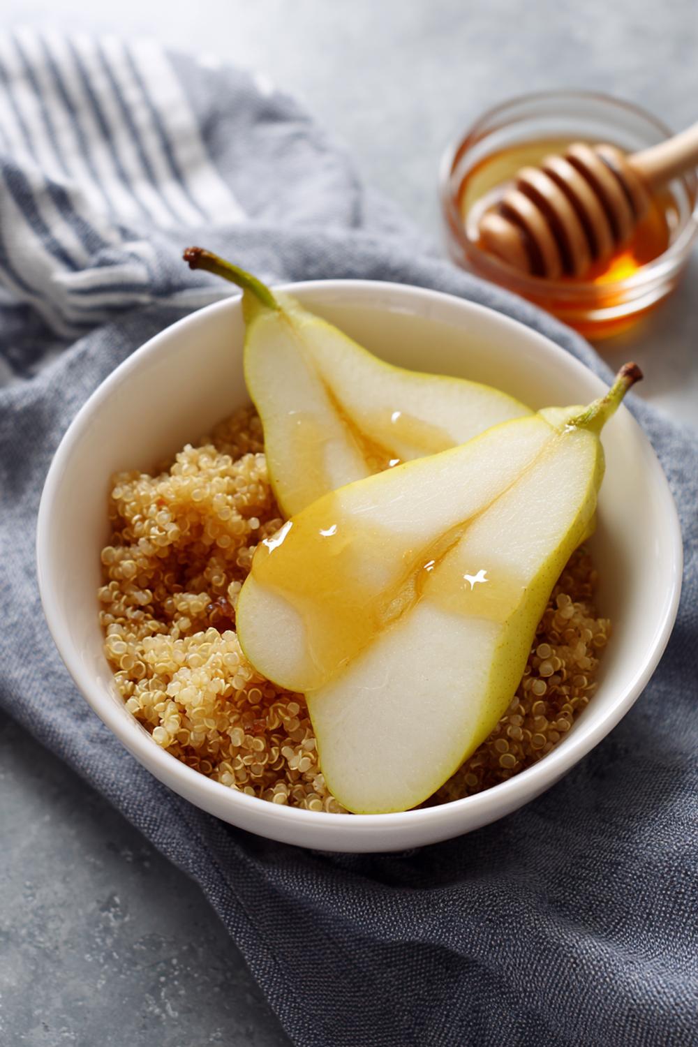 16. Pre Workout Breakfast Ideas 2026: Warm Quinoa Bowl with Honey and Sliced Pear