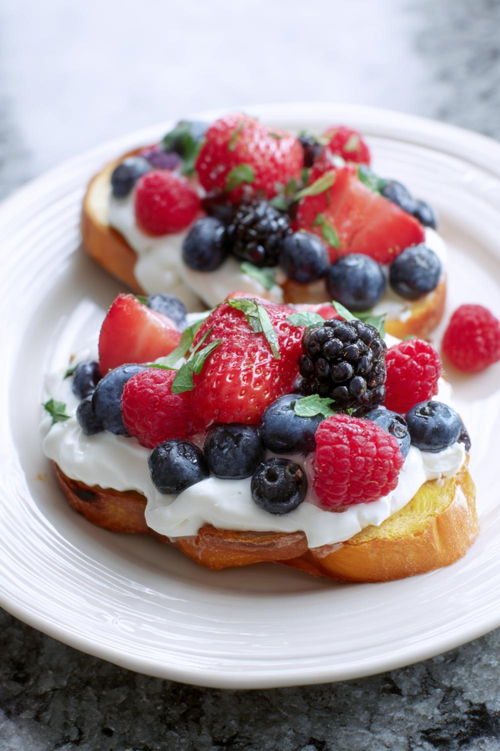 21. Pre Workout Breakfast Ideas 2026: Sweet Potato Toast with Cottage Cheese and Berries