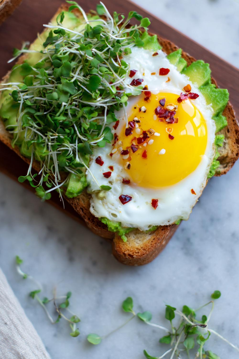 8. Quick Healthy Lunches 2026: Avocado Egg Toast Box with Chili Flakes and Microgreens